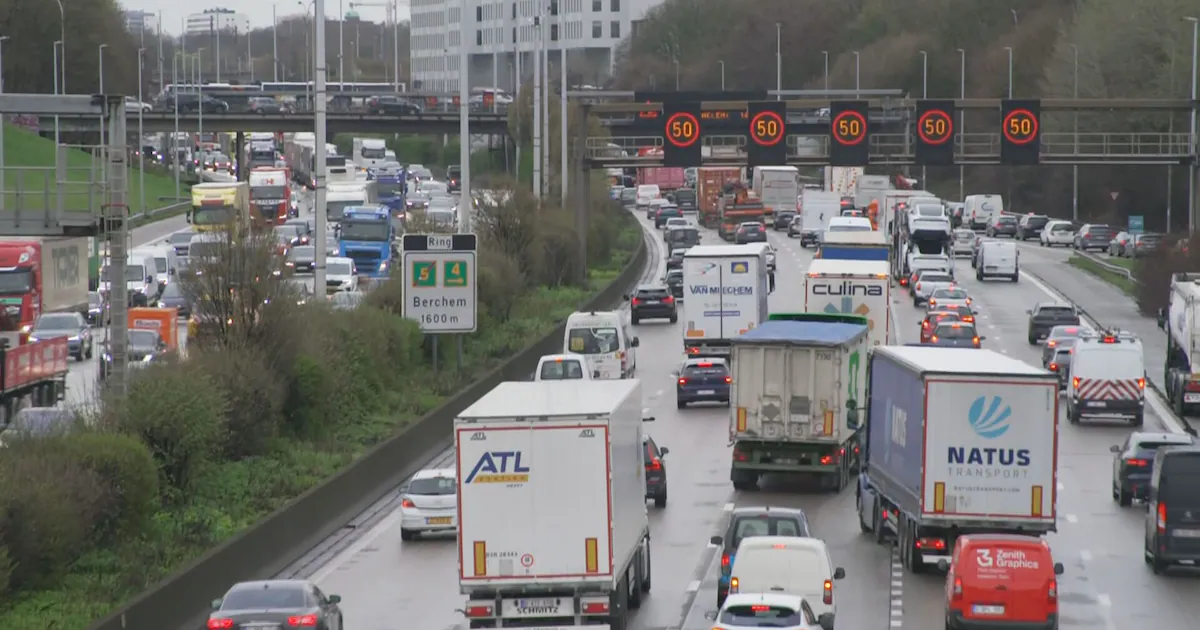Camions dans les embouteillages sur le ring d'Anvers près du port
