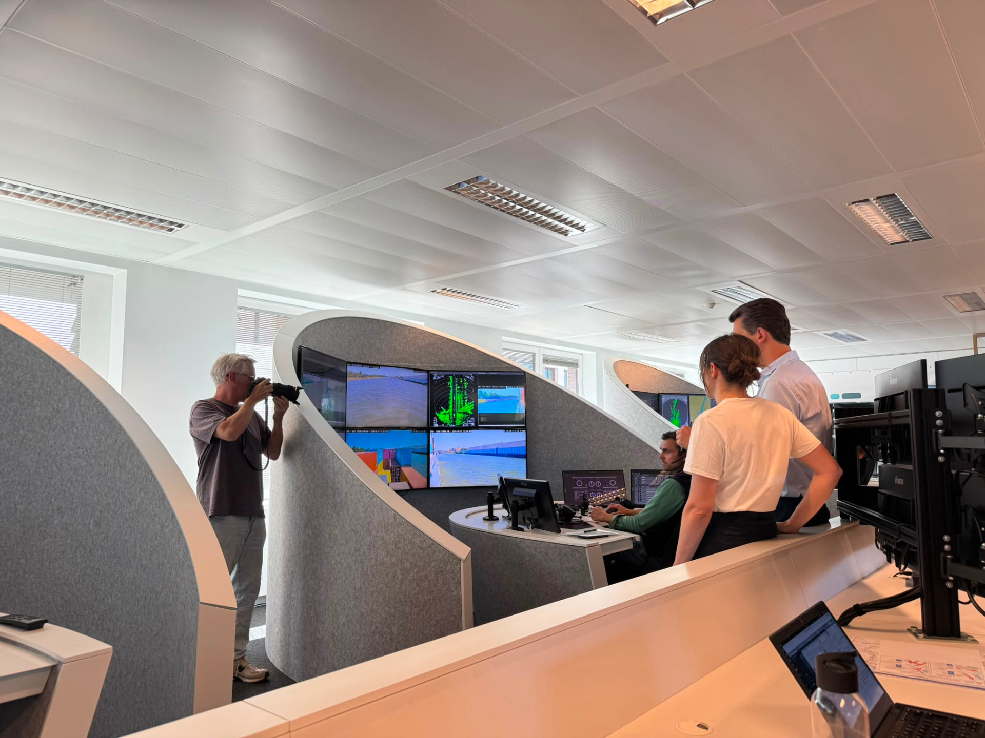 A De Tijd photographer in the Seafar Remote Operations Center in Antwerp while an operator navigates a vessel from shore