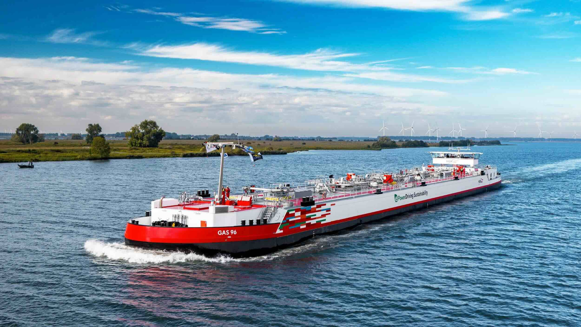 Bateau-citerne à gaz naviguant sur un large fleuve
